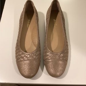 Van Eli tan sparkle flats 7.5 narrow
